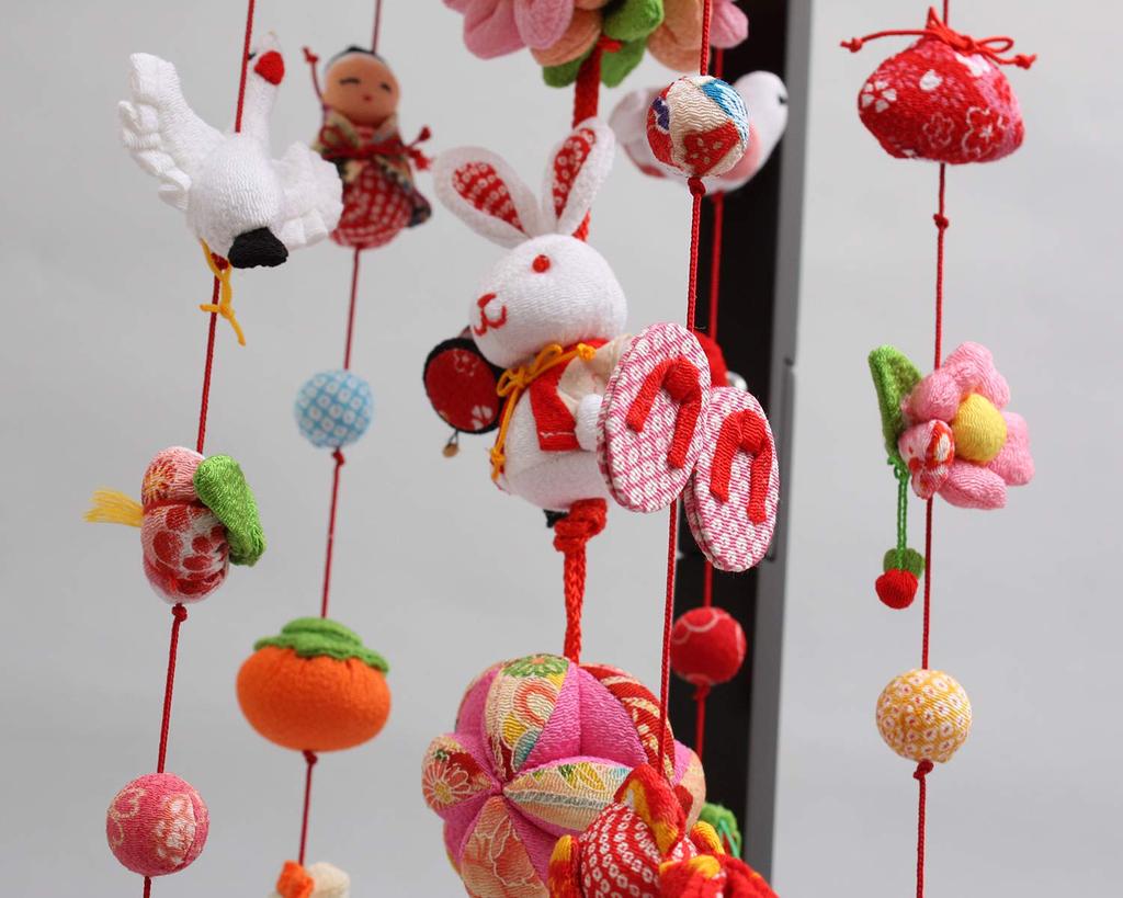 Hängende Hina Kleine Blume Kaninchenpuppe mit Ausstellungsständer Puppen, (65 cm hoch),