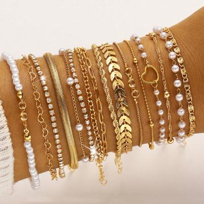 16-teiliges minimalistisches Herz Perlen Strass Schlangenketten Armband Set für Damen Elegante Goldfarbe Daten Urlaube Tägliches Tragen Schmuck