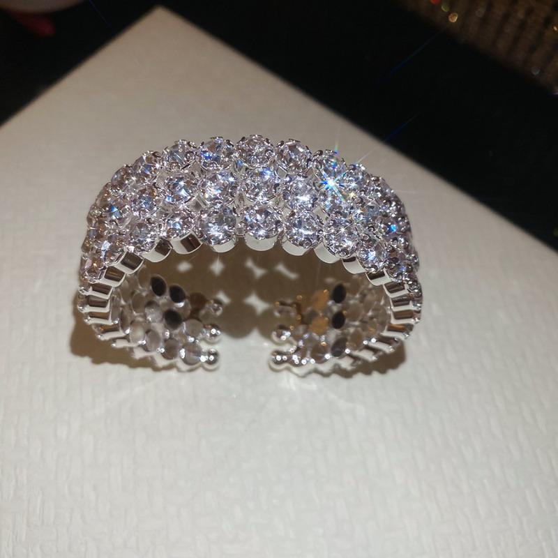 Metal diamond-set round opening bracelet, court style niche temperament bracelet, light luxury and high-end jewelry.