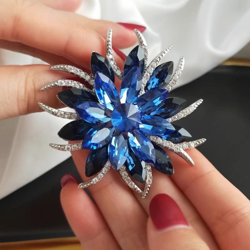 Elegancka broszka w kształcie kwiatu, Wysokiej klasy kobiecy urok, Broszka ze sztucznego kryształu, Lekki luksusowy zmysł designu, Niszowa broszka