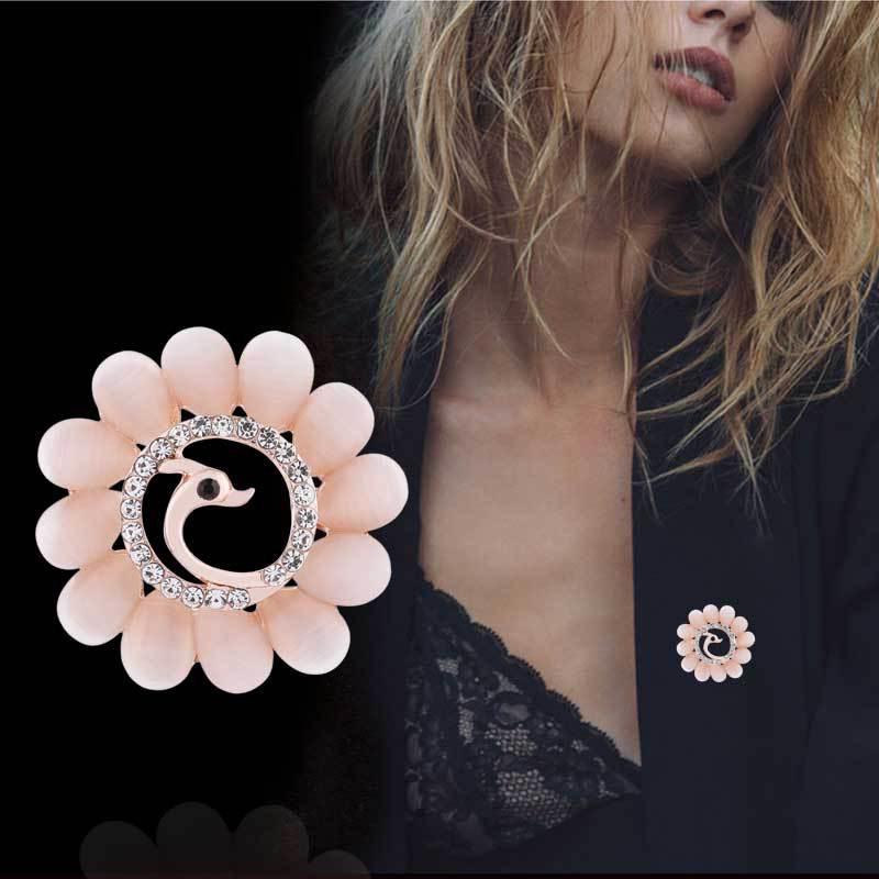 Korean Style Pearl Brooch: Versatile Floral Diamond Pin for Women's Coats