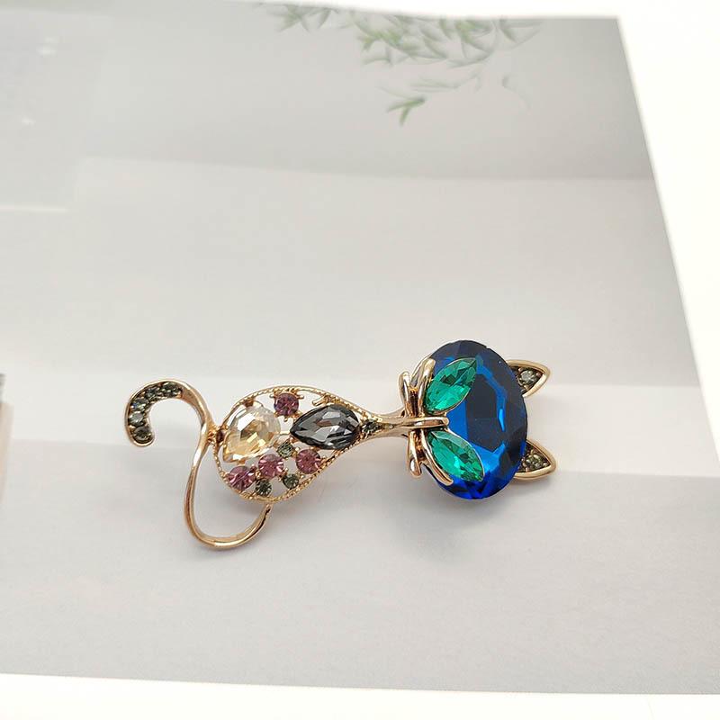 Crystal Cat Brooch - Elegant Women's Corsage, Unique Cute Animal Pin, Fashion Accessory for Clothing