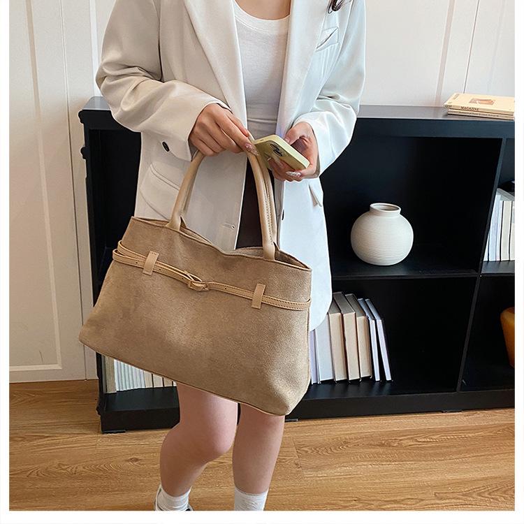 2026 Damen-Handtasche mit Wildleder-Riemen und mattem Leder: Lässig, Retro, Achselhöhlen-Stil