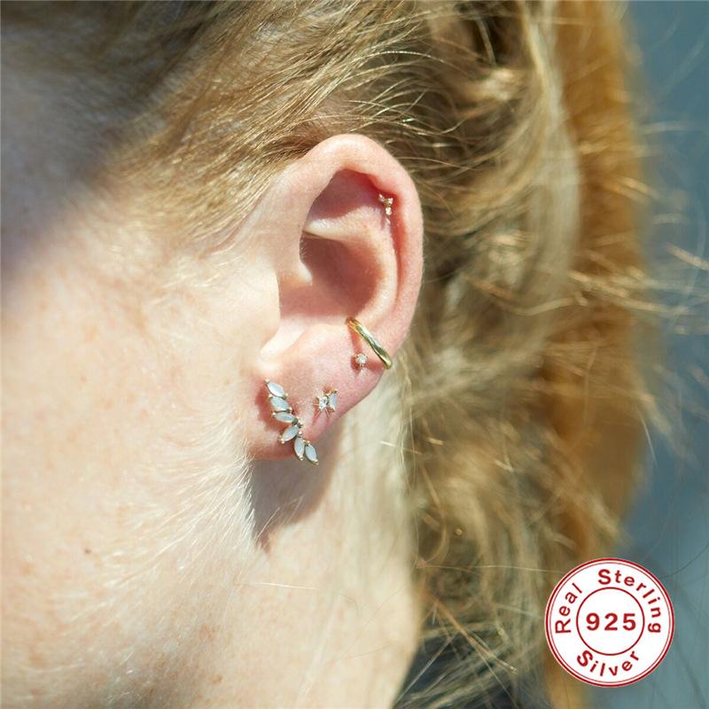 Kolczyki ze srebra próby 925 z importowanym opalem to małe, świeże i urocze kolczyki z brylantami w kształcie końskiego oka.