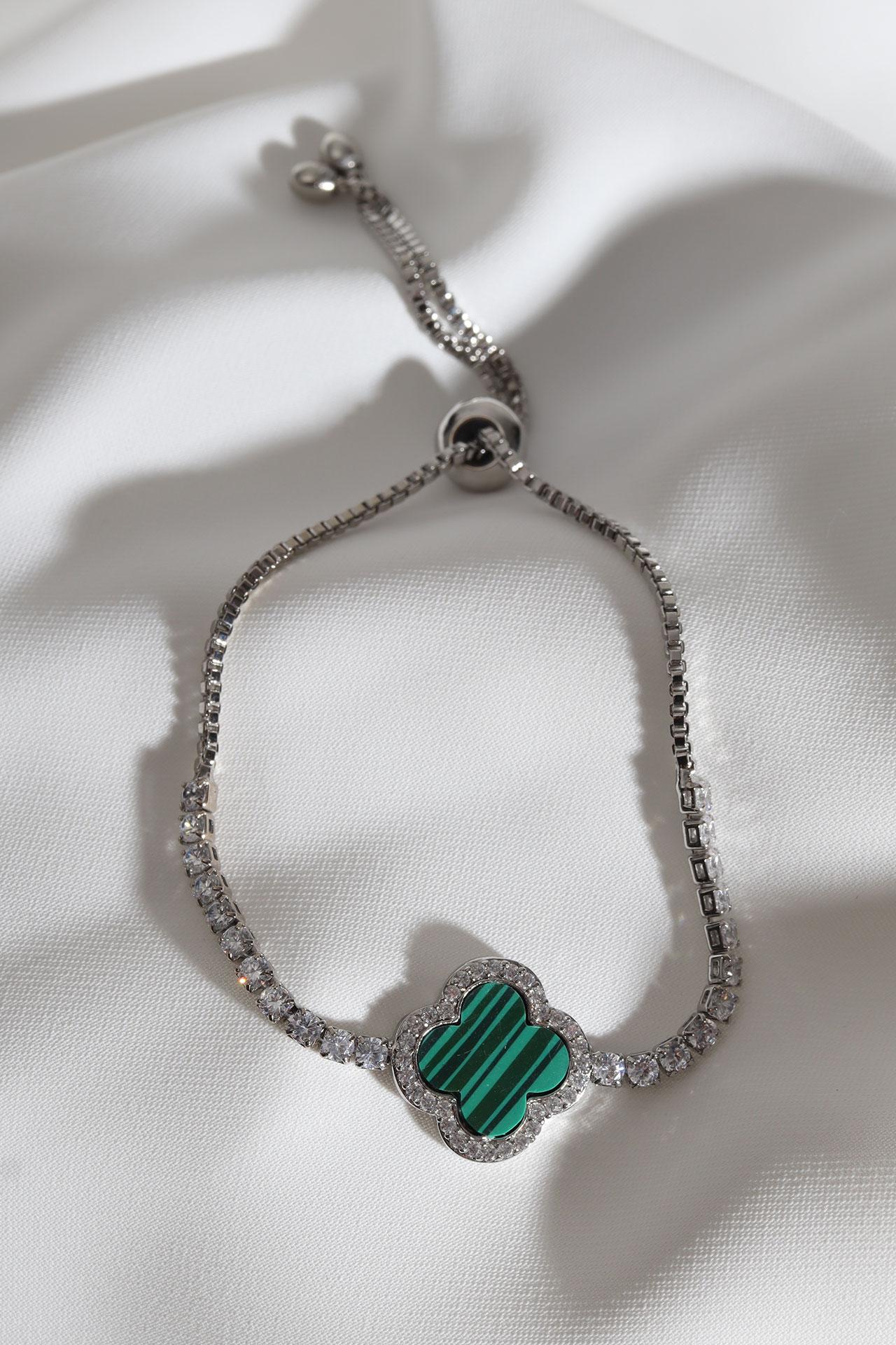 

Браслет серебряного цвета с зеленой эмалью «клеверный лифт»