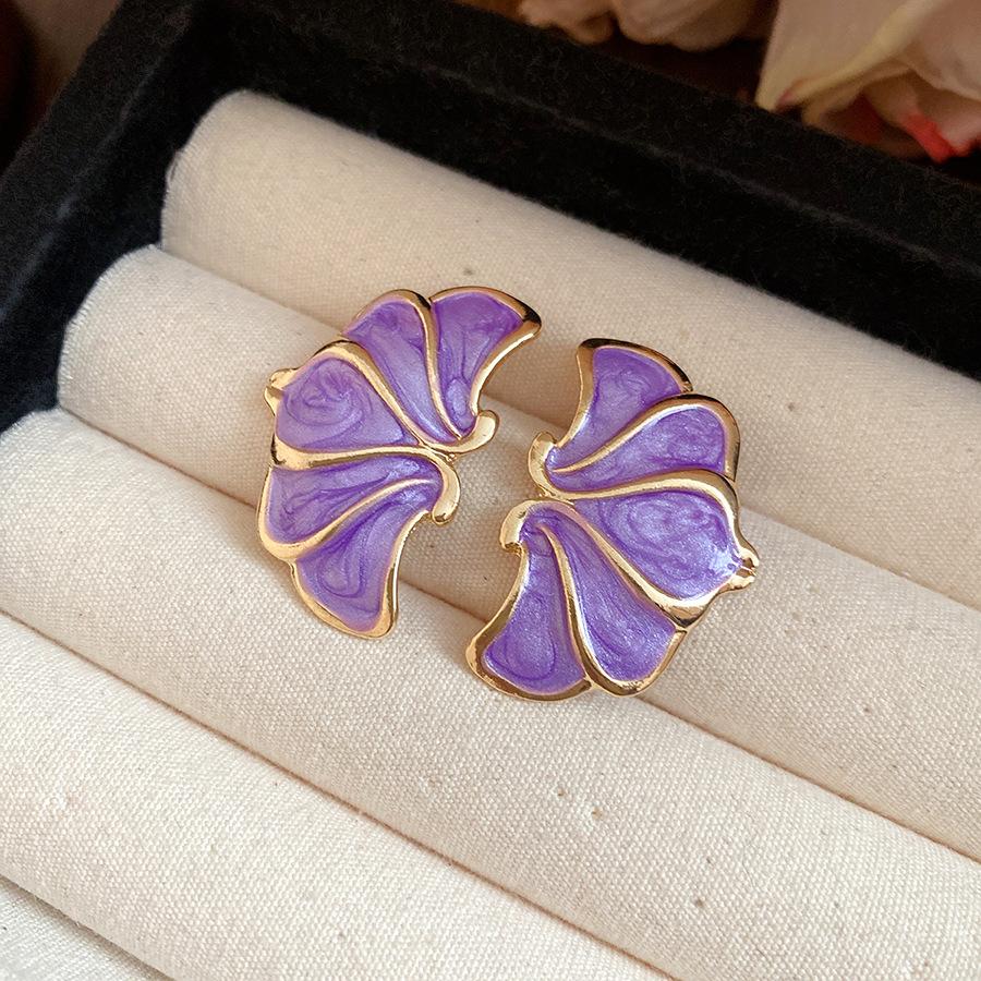 

Silver needle dripping oil flower stud earrings retro court style sweet fashion temperament earrings light luxury high-end earrings
