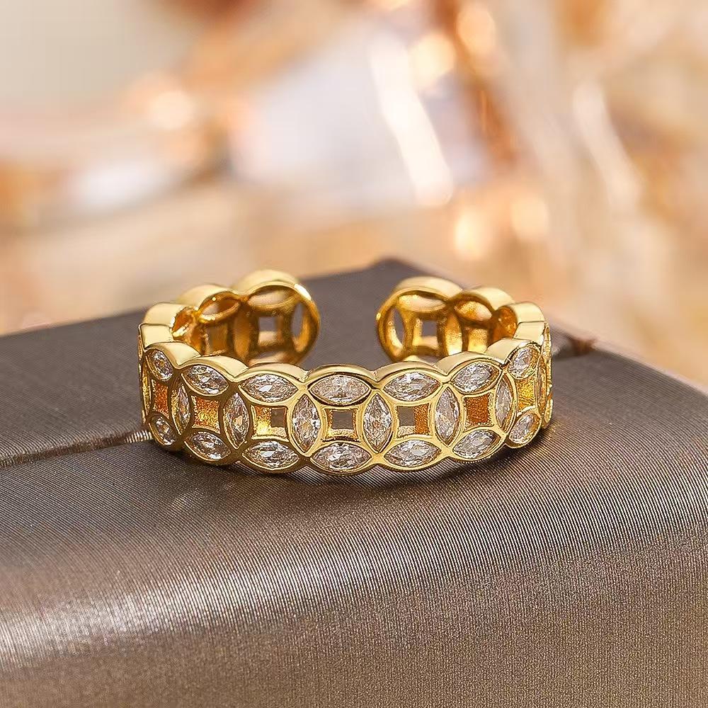 A coin ring for women: a light luxury, high-end, and stylish ring featuring inlaid zirconia and an openable design. золотой