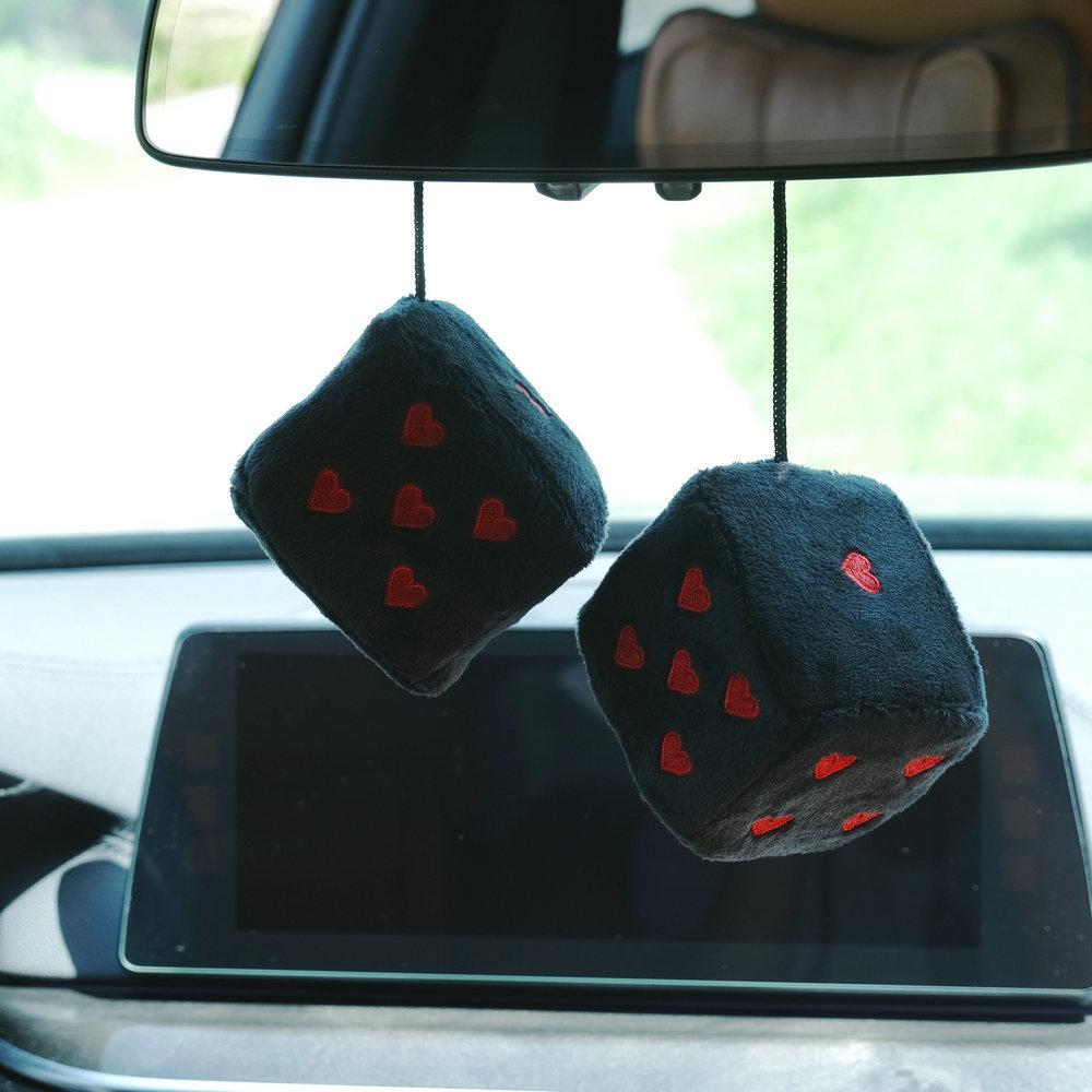 1 Paio 7cm Morbidi Dadi di Peluche a Forma di Cuore Decorazione da Appendere allo Specchietto Retrovisore dell'Auto Ornamenti Quadrati Peluche Retrò Accessorio Auto Regalo