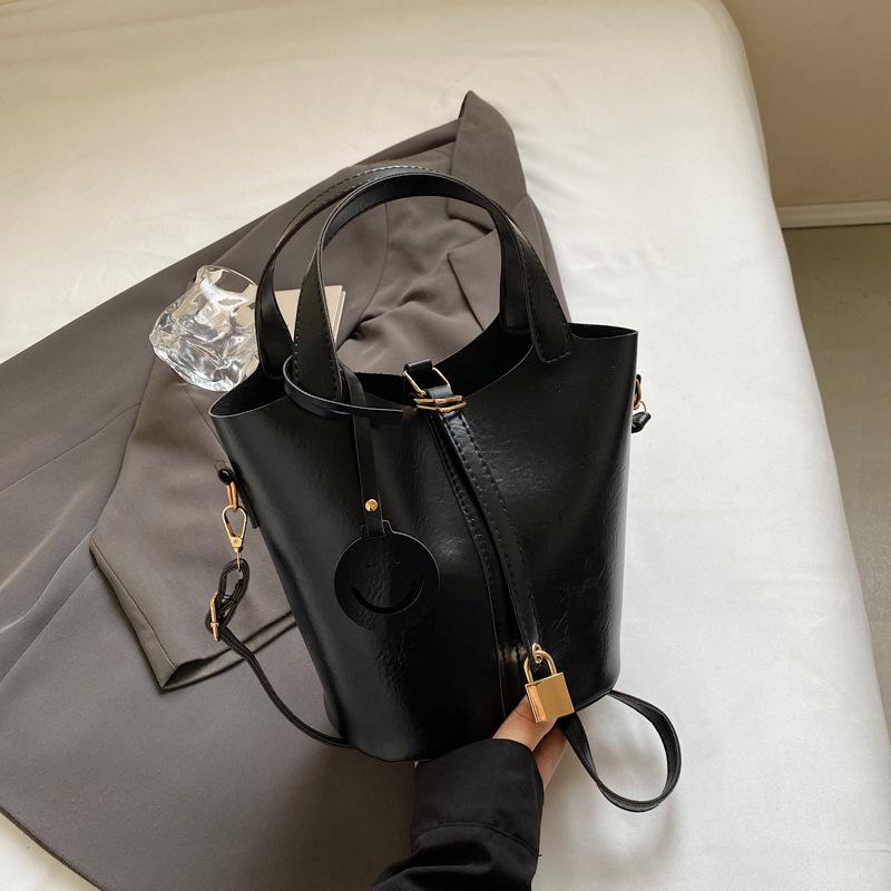 

Autumn new casual messenger bag retro popular texture bag women s portable personalized bucket bag чёрный