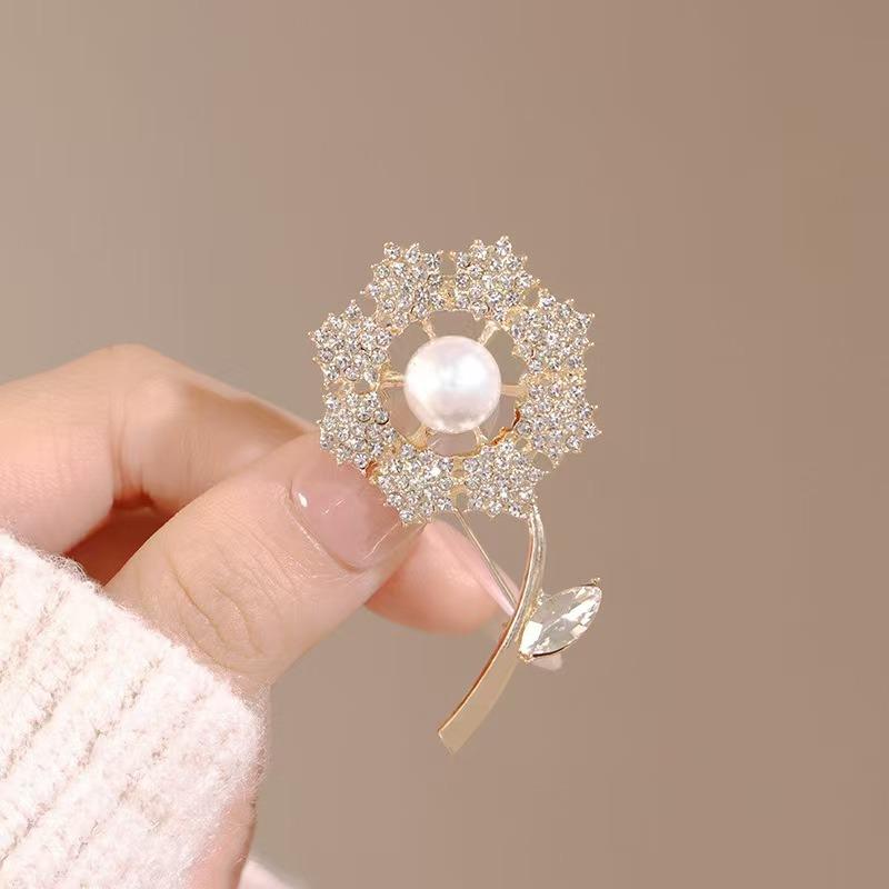 1pc Exquisite Style Gold Imitation Pearl Diamond Flower Shaped Brooch Lights Up Exquisite And Elegant Clothing Fashion Styling