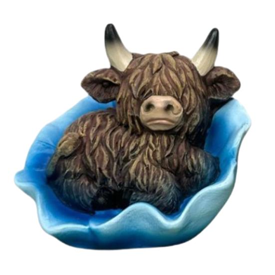 Flower Highland Cow Figurine Cute Spring Highland Cow Statue in Flower Base Resin Farmhouse Desk Decoration for Home Garden Kitchen Office синий