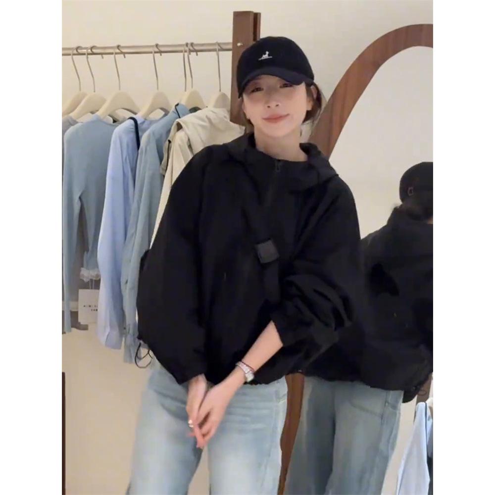 

Женская европейская весенняя куртка-ветровка с капюшоном для миниатюрных - Однотонная, на молнии, повседневная и универсальная куртка XL 131-145 jin чёрный