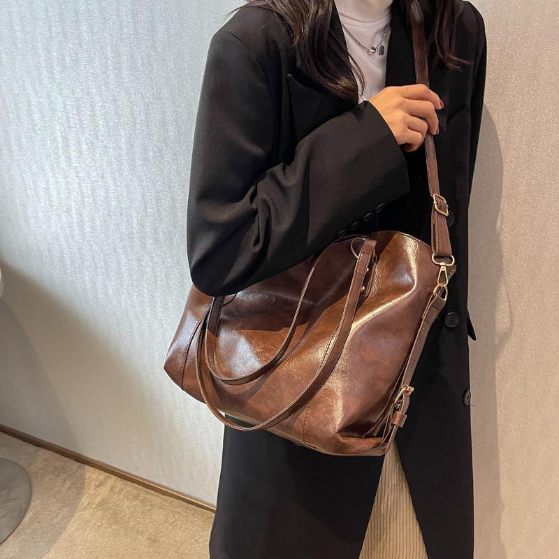 Beautiful women's bags women's large capacity  new trendy fashion autumn and winter shoulder bag texture commuter tote bag