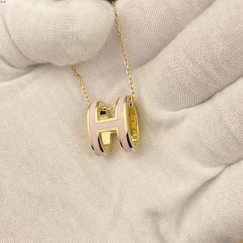 Dámský vysoce kvalitní smaltovaný náhrdelník Hermes s písmenem H, 18K růžové zlato, univerzální neblednoucí přívěsek na klíční kost