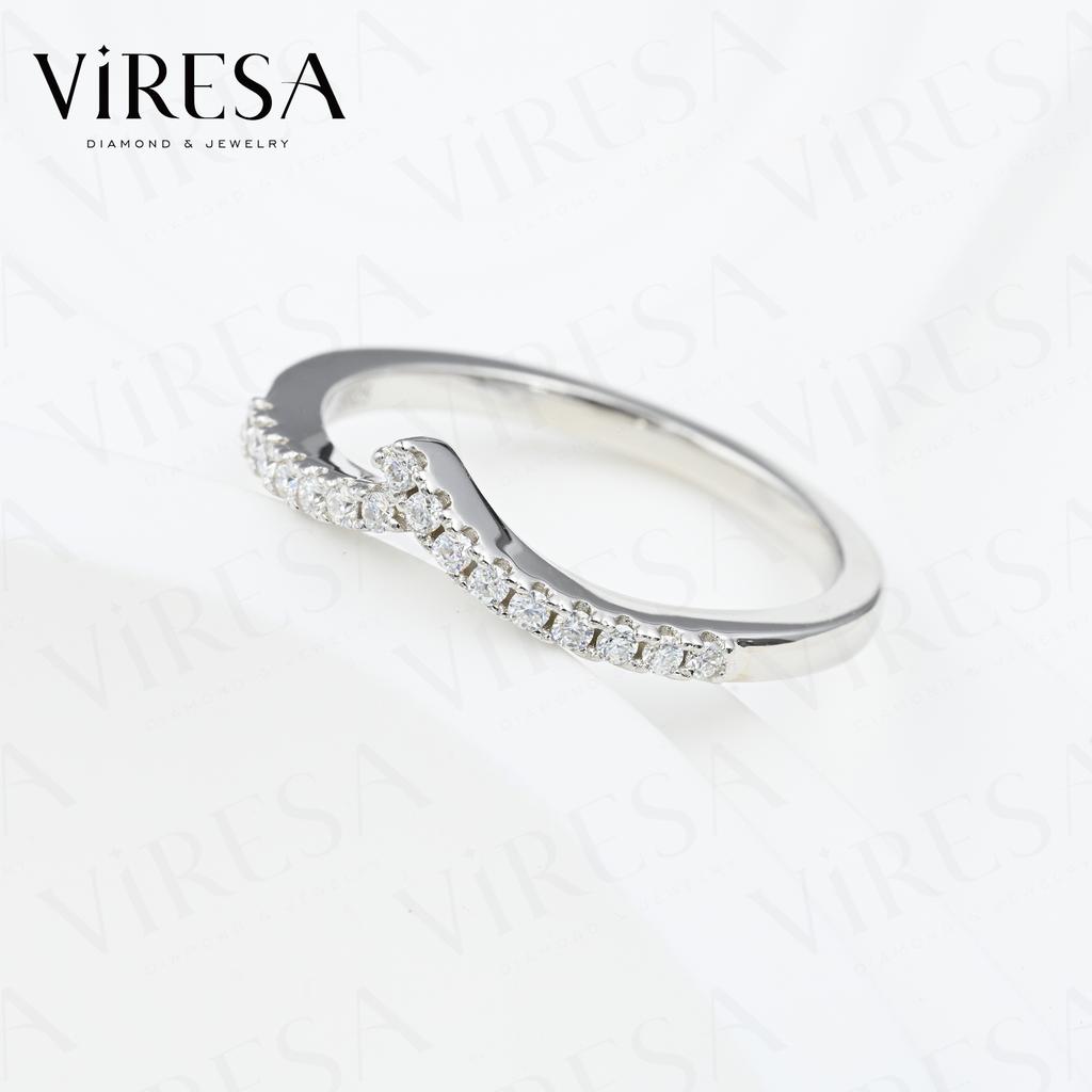 Viresa Minimalist Design 925 Sterling Silver V Shape Shiny Prong Set Full Moissanite Trendy Eternity Band Engagement Ring 18K