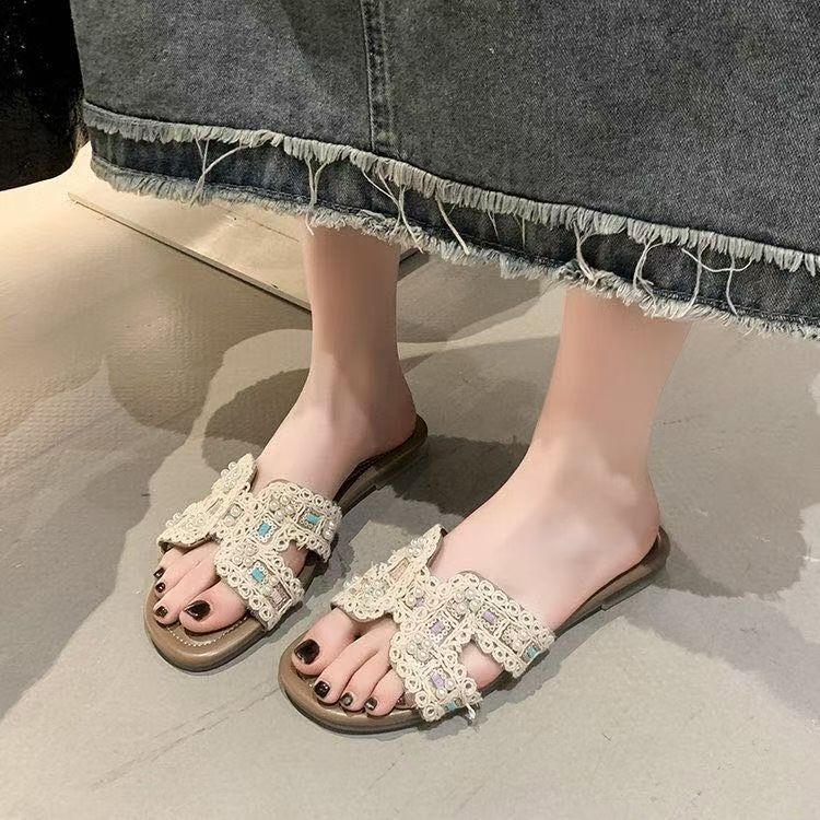 Fairy Xiaoxiangfeng fashion flat-bottomed one-word slippers 2025 new French pearl girl summer wear beach cool slippers