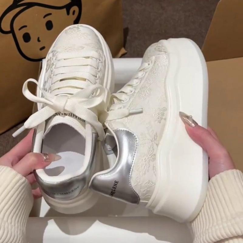 

Маленькие белые кеды с вышивкой в стиле Гочао, парусиновые туфли, женские, новинка 2025, универсальные, на платформе-маффине, повседневные, одинарные туфли 40 серебряный