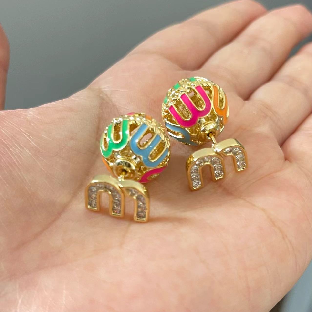 

Серьги-пусеты с подвеской в виде буквы M из роскошного кристалла ALTERA для женщин, новый дизайн, высокое качество, позолота, оригинальный циркон, подарки