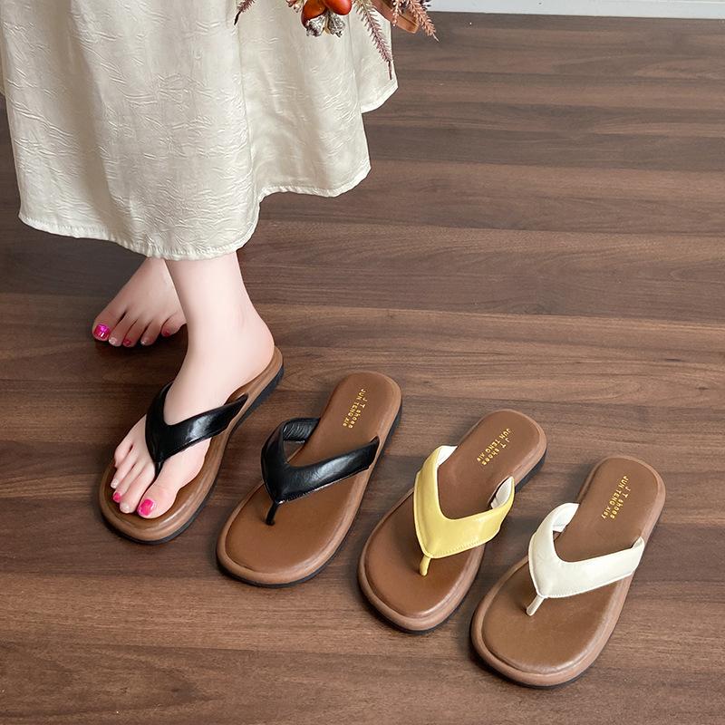Retro beach flip-flops women's 2025 summer new outer sandals high-end flat casual sandals