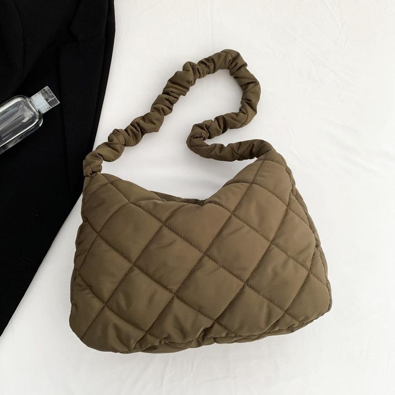 

Autumn and winter 2025 new shoulder bag women s solid color rhombus casual personality large capacity cotton bag commuter messenger bag