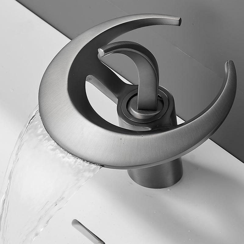 Luxuriöser Kupfer-Wasserfallhahn für das Badezimmer einer Villa – Heiß- und Kaltfunktion, kreatives Design für das Handwaschbecken