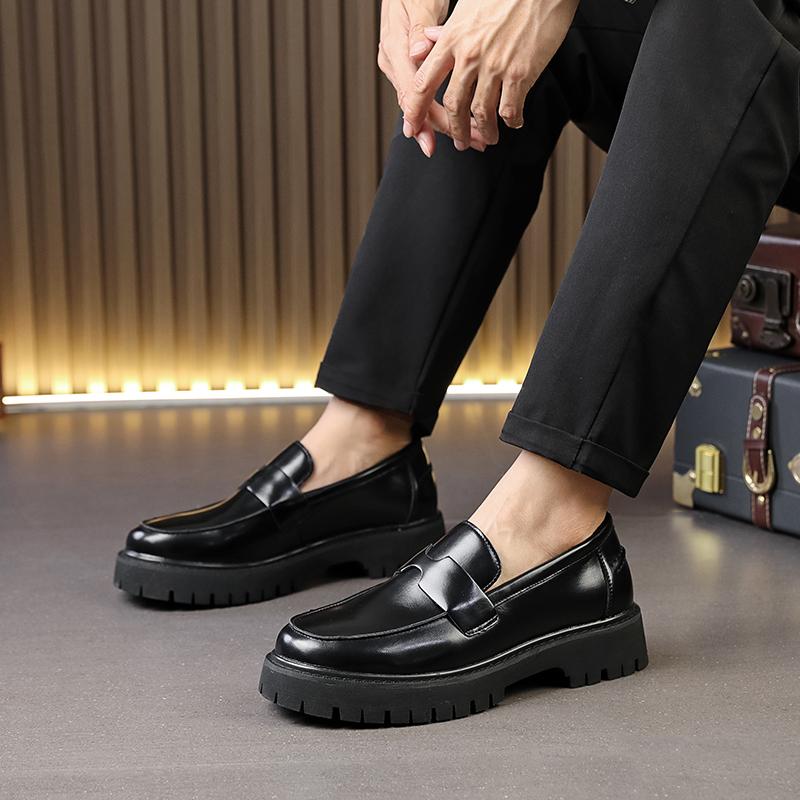Fashion Brand's New Trendy Soft Soled Anti Slip Loafers for Teenagers Classic Black and White Men Comfortable Thick Soled Leather Shoes