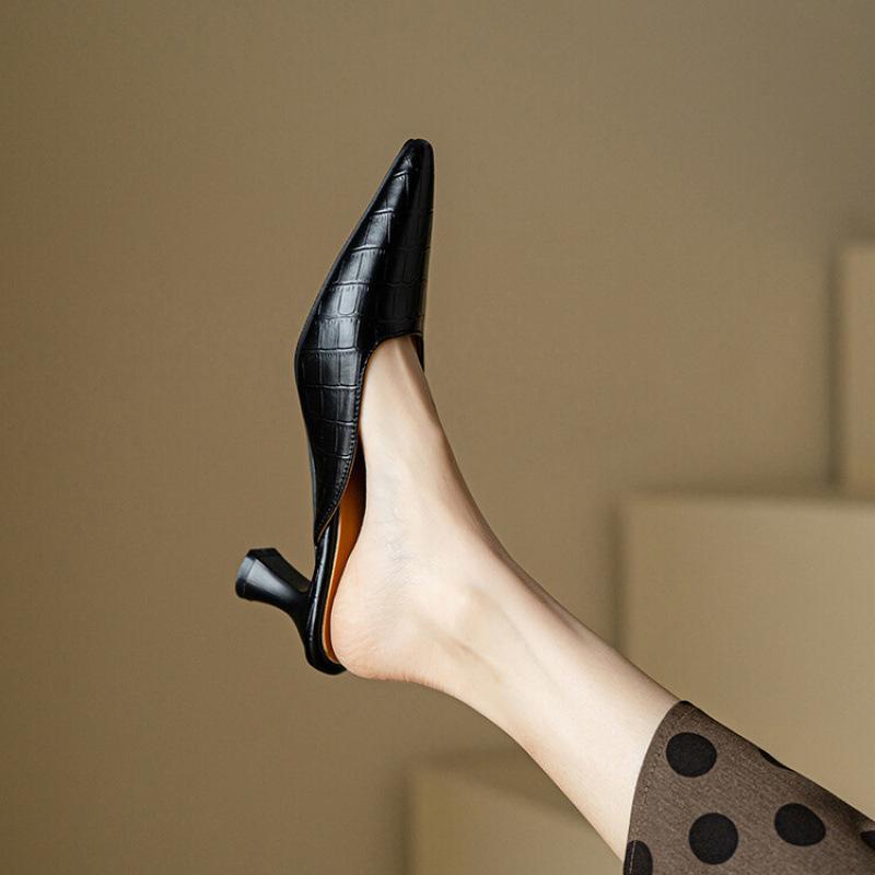 

Повседневные шлепанцы на высоком каблуке женские новые женские шлепанцы с закрытым носком резиновая мягкая подошва однотонные с острым носком большого размера летние сандалии 39 чёрный