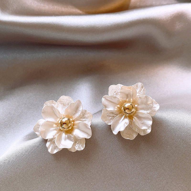 High-End White Flower Stud Earrings Women Temperament Niche Earrings 2025 New Popular Ear Rings Unique Exquisite