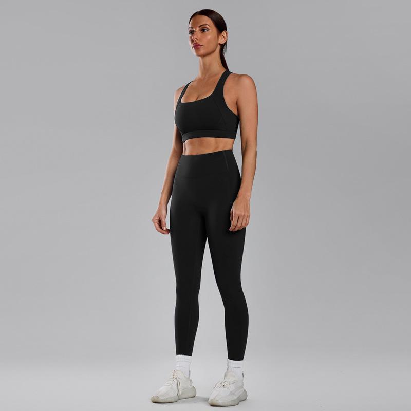 

Комплект для йоги нюдового цвета высокой интенсивности: Женский спортивный бюстгальтер с перекрещенной спинкой и фитнес-брюки с эффектом «персиковой попы» Medium чёрный