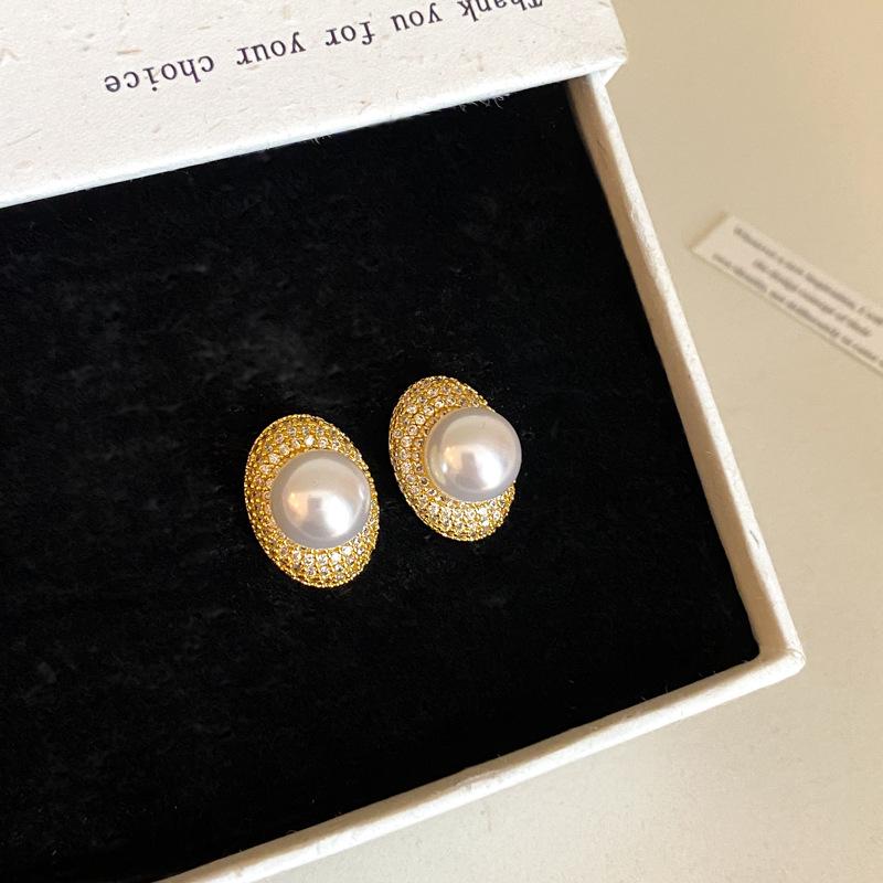 Silver Needle Zircon Oval Pearl Stud Earrings – Elegant, Niche, High-End Ear Jewelry for Women.