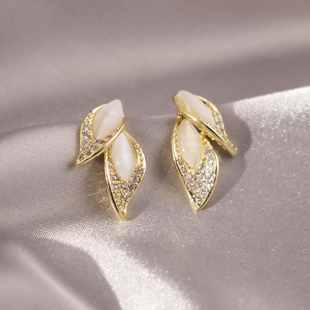 Light Luxury Exquisite Micro-inlaid Zircon Flower Earrings Elegant High-end Pearl Stud Earrings Niche Design Temperament Earrings