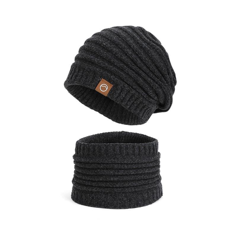 

Вязаный комплект: шапка и шарф-снуд. Для зимнего тепла и защиты при носке на улице. чёрный