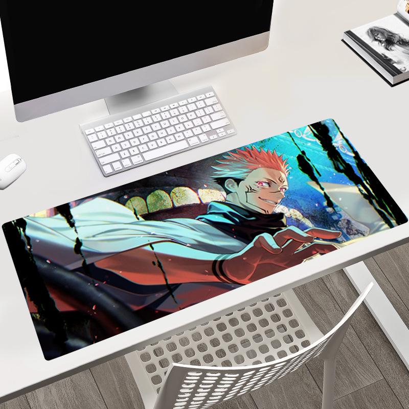 Tapis de bureau Jujutsu Kaisen 40x90x0.3CM avec les personnages Gojo, Yuji et Megumi.