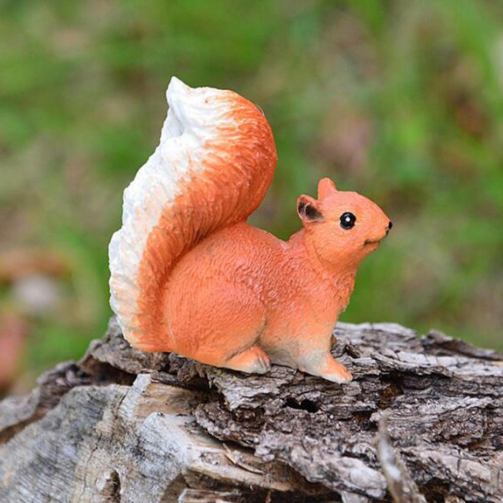Фигурка белки для декора газона Lying
