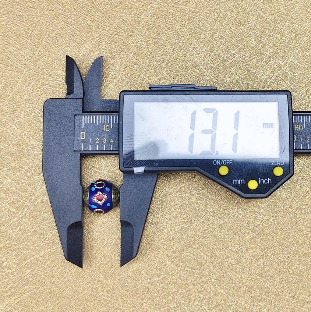 Nepalski Ręcznie Robiony Naszyjnik z Sześciosylabową Mantrą z Mosiężnymi Inkrustowanymi Koralikami