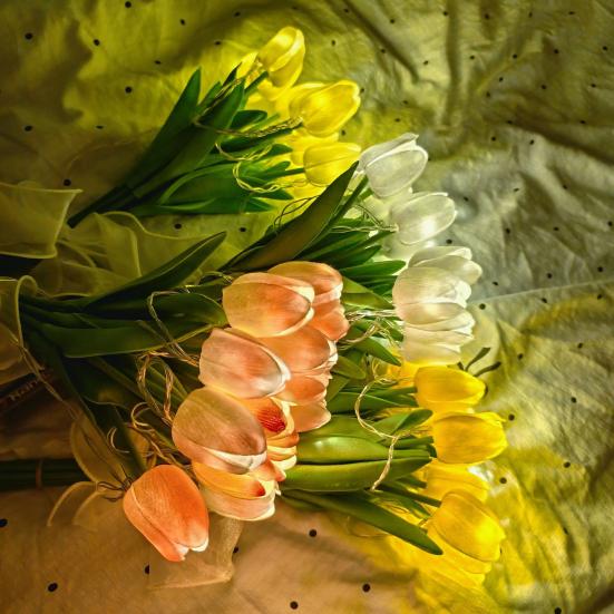 LED Aydınlatmalı Yapay Lale Gece Lambası Ayarlanabilir Saplar Sıcak Yumuşak Işıklı Gerçekçi PU Lale Buketi Ev Dekorasyonu İçin Zarif Çiçekli Gece Lambası