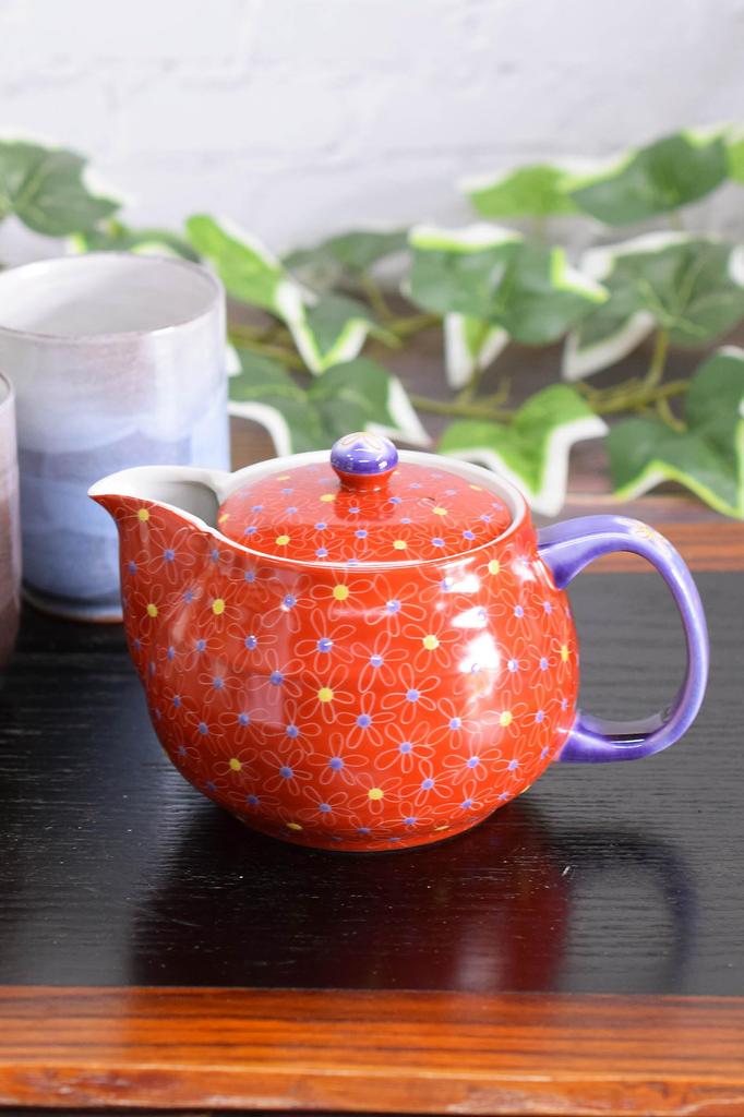 Stylish Kutani ware teapot with a vermilion arabesque pattern. Made in Japan. Includes tea strainer.
