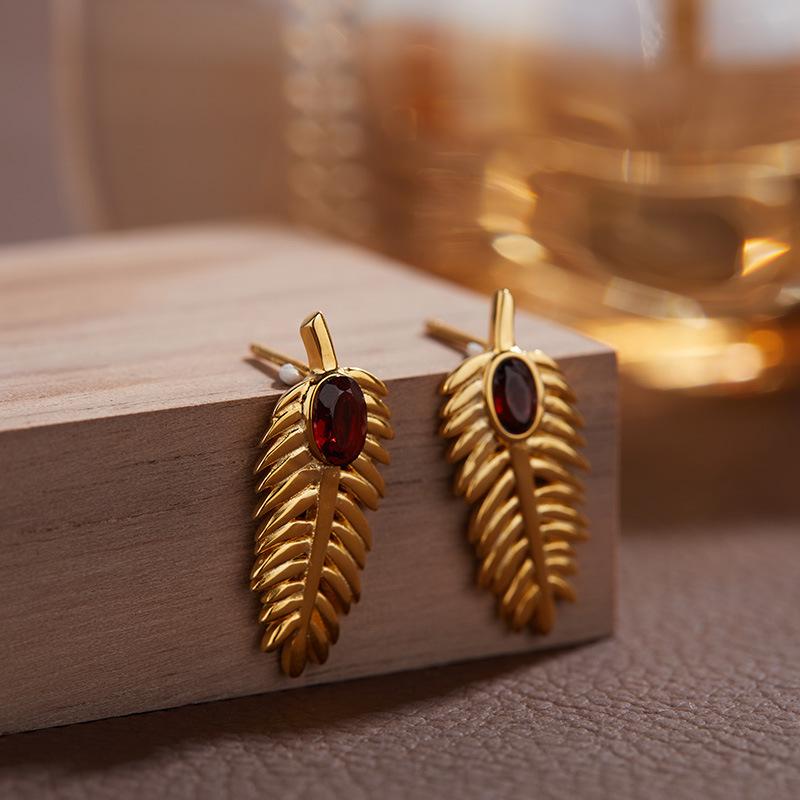 Personalized Feather Design S925 Sterling Silver Inlaid With Natural Diopside Garnet Colored Treasure Stud Earrings Fashionable Versatile Earrings
