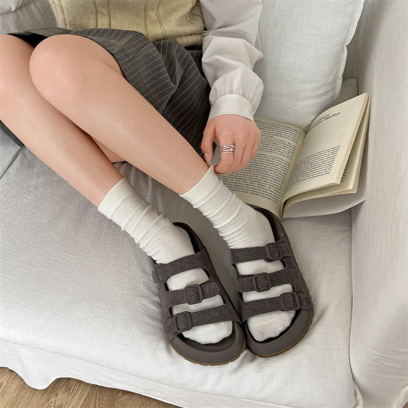 Leichte und vielseitige Internet-Berühmtheiten treten auf Scheiße Gefühl Dicksohlige Hausschuhe Damen Sommerbekleidung 2025 neu rutschfest weiche Sohle Ein-Wort co