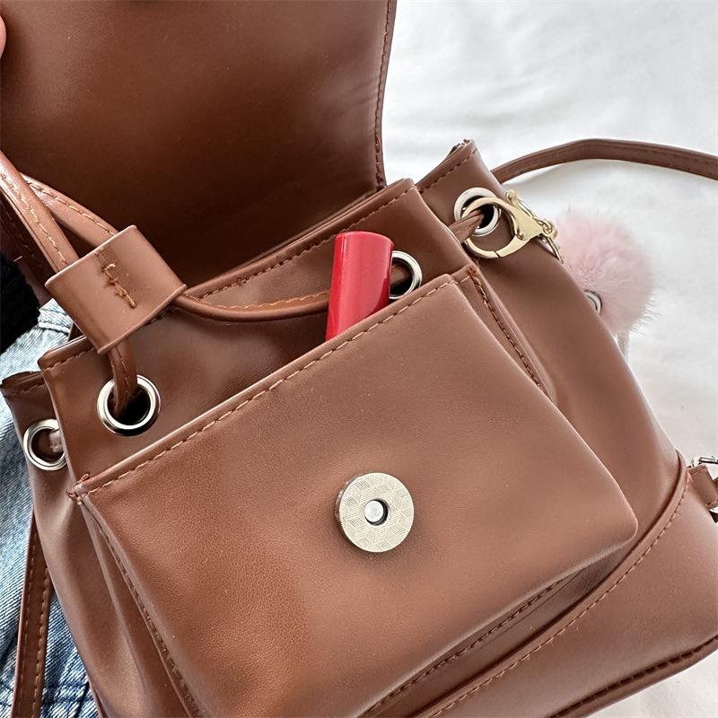This year, it is popular, fashionable, retro commuter texture backpack, new trendy and versatile Korean version casual shoulder bag.