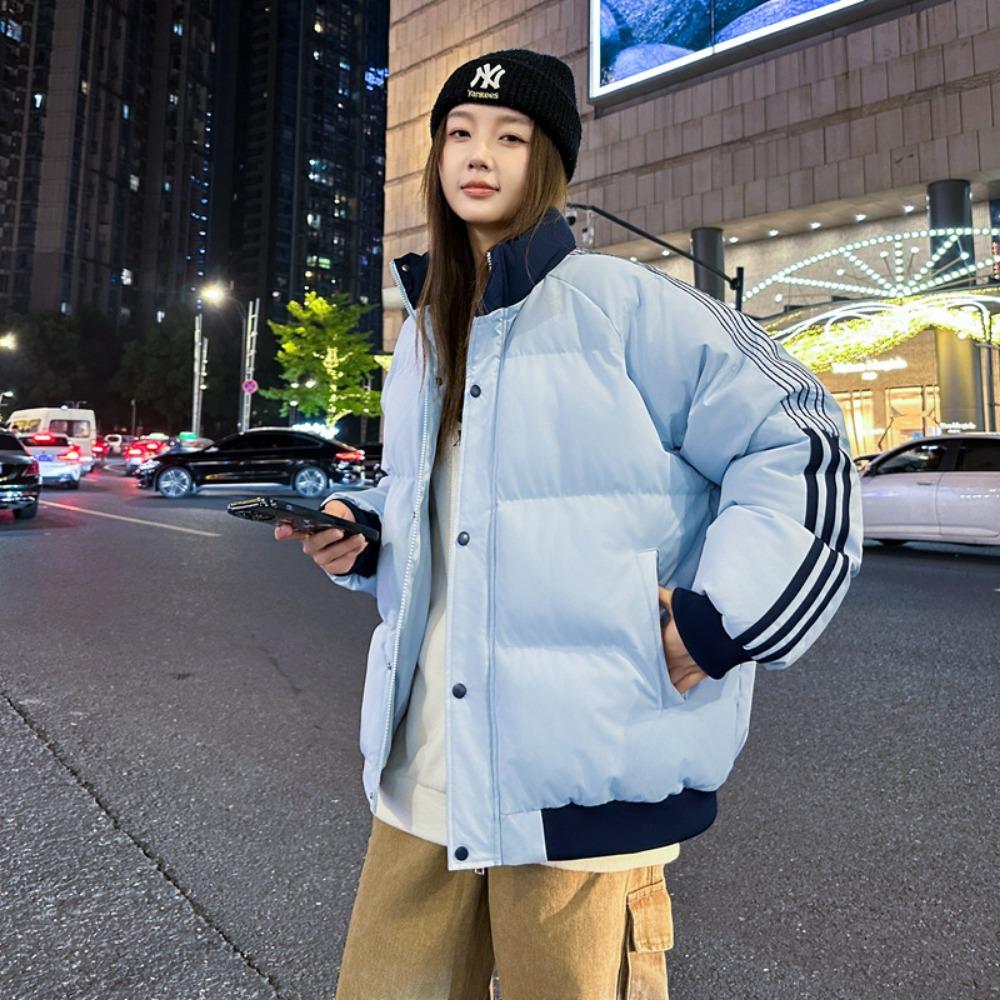 Cotton-padded clothes are popular in winter. Men's thickened jackets and women's stand-up collars are couples' three-bar bread clothes.