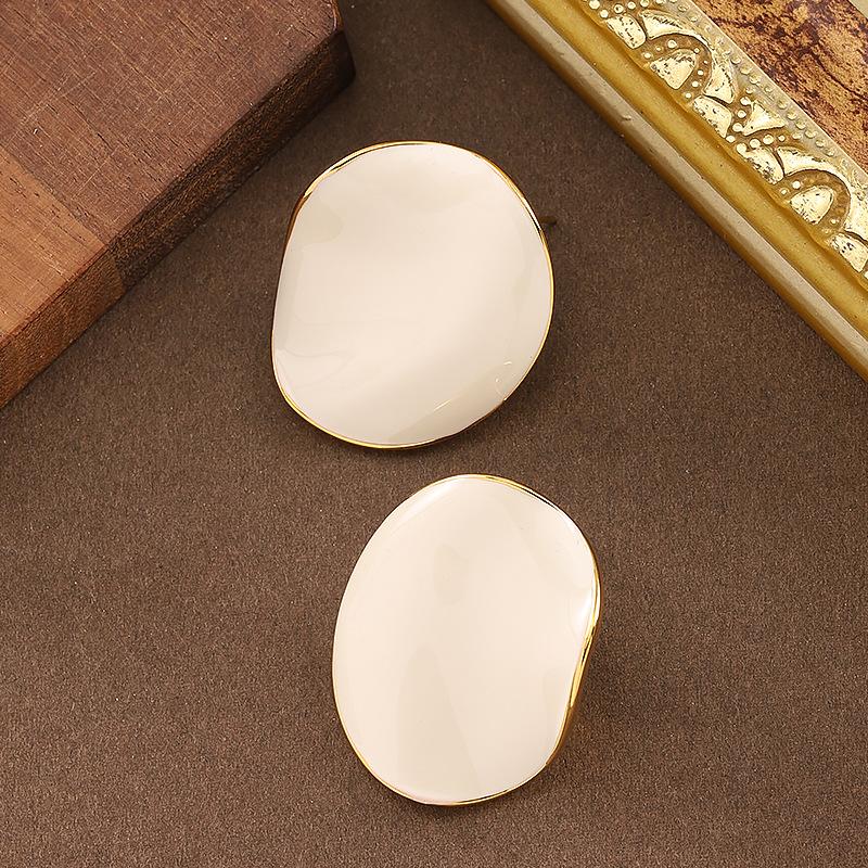 

French elegance temperament small fragrance dripping oil irregular wave earrings light luxury high sense super white commuter earrings 18k real gold plating молоко, білий колір