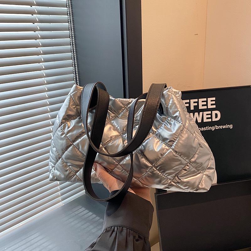 

Модная сумка-тоут с вышивкой в виде ромбов, из блестящего хлопка, с мягкими плечевыми накладками – Большая вместимость с внутренней застежкой серебряный