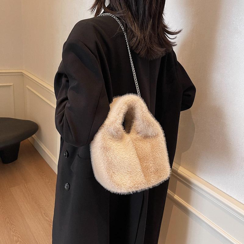 Plush Bag Women's Hand Bag 2025 New Fashion Niche Chain Messenger Bag Winter Plush Bucket Bag