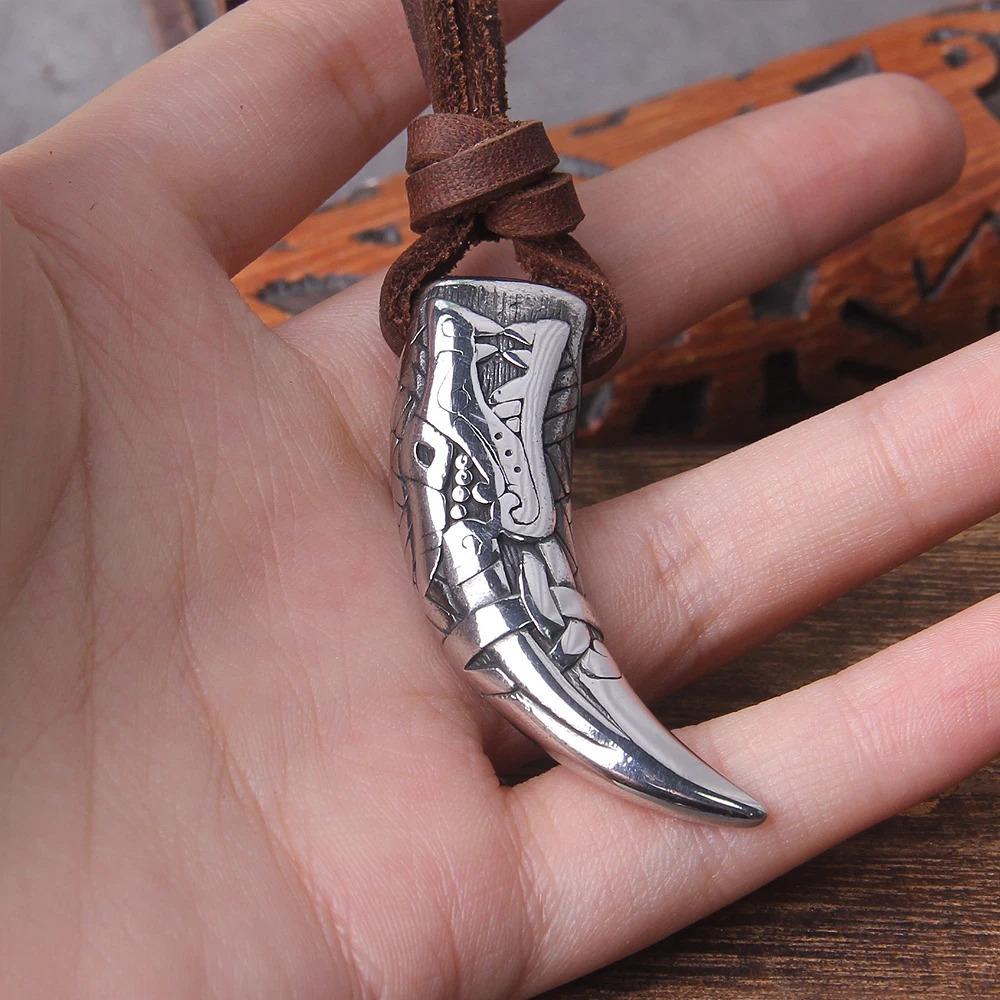 Wolf Fang Spikes with Wolf Carving Pattern Pendant Necklace As A Men's Gift