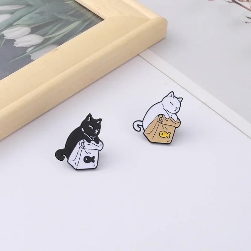 1pcs Cute Black White Cat Brooch Cartoon Animal Lapel Pin Jewelry Gifts Badge Clothes Backpack Accessories