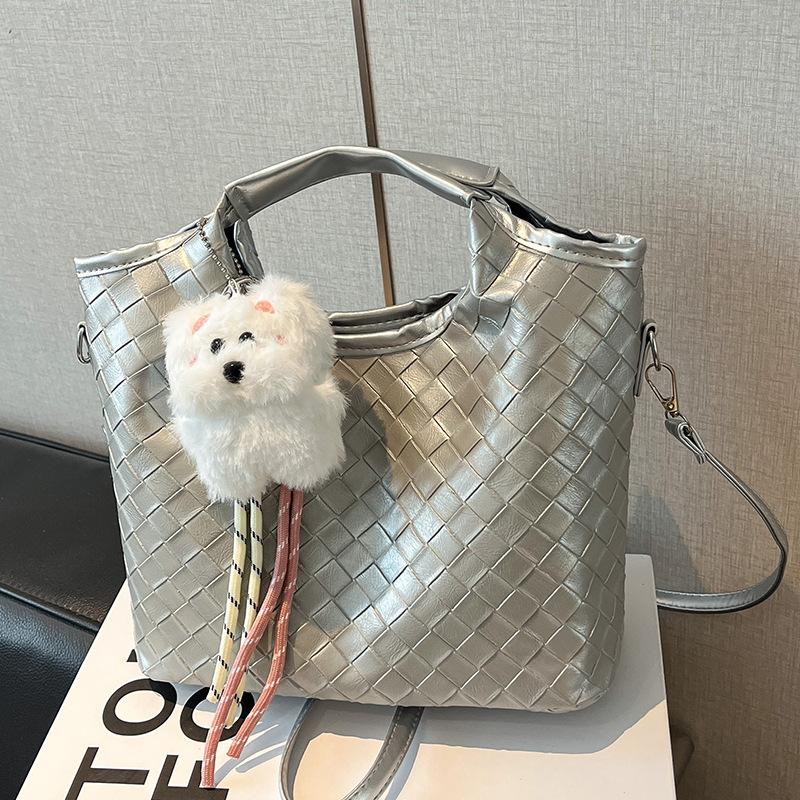 Sense niche woven bag 2026 autumn and winter new fashion messenger bag women's niche shoulder handbag