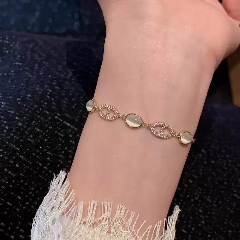 Elegant Cat's Eye Rhinestone Bracelet for Women - Luxurious, Versatile Oval Bangle