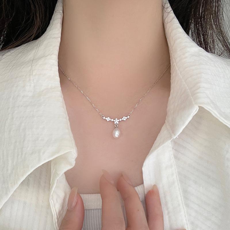 Sweet Flower Pearl Necklace for Women with Exquisite Temperament and Versatile Style, High Grade Collar Chain