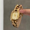 Neue quadratische Uhr mit Vintage-Lederarmband im Leopardenmuster für Damen, leichte Luxus-Nischenmode, hochwertiges Geschenk für Damen
